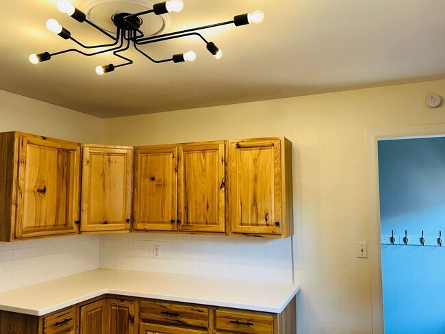 Foto del edificio - 4+ bedroom, 2 bath with Hot Tub, Fenced Yard and Garage