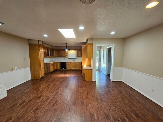 Building Photo - (3) Bed/(2) Bath Walking Distance to Cleve...