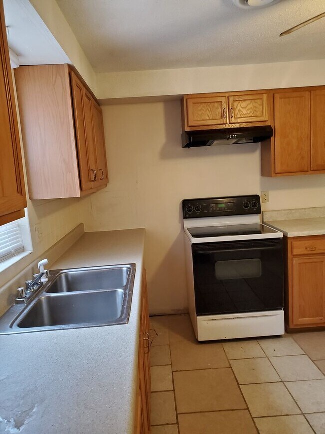 Foto del edificio - 704 Demaret Dr