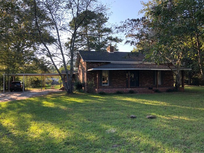 Building Photo - SPACIOUS THREE BEDROOM, TWO BATH HOME
