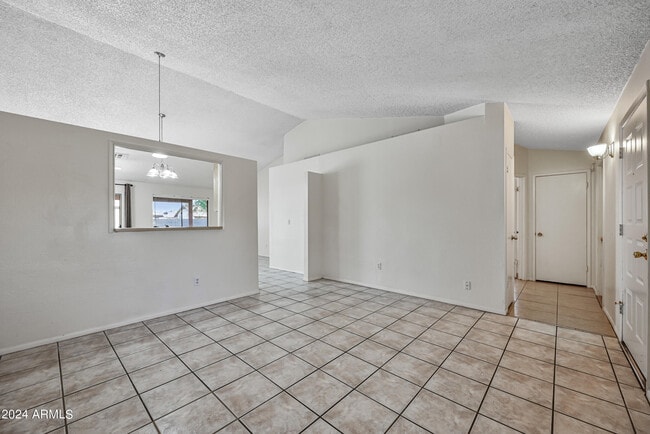 Building Photo - 2859 E Irwin Ave