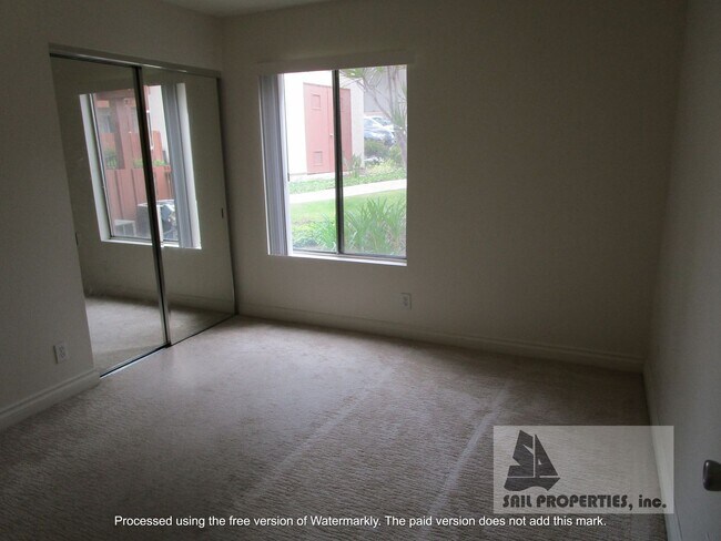 Foto del edificio - 2 Bedroom Condo for Lease in Desirable Long Beach Community