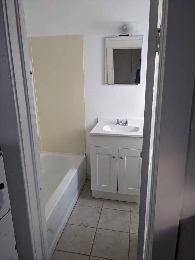 Building Photo - 2.0 bedroom in Muncie Indiana 47303