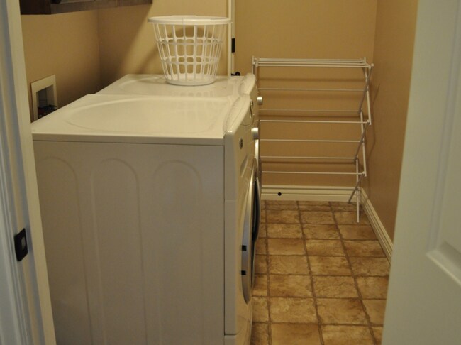 Foto del edificio - Spacious Pleasant Grove Townhome