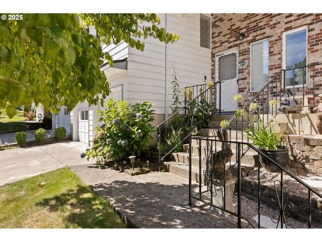 Building Photo - Bright and Open 1,638 SqFt Home Featuring Fireplace, Updated Kitchen & Scenic Outdoor Views ***Wa...