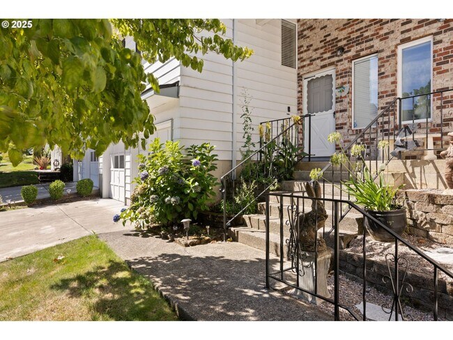 Foto del edificio - Bright and Open 1,638 SqFt Home Featuring Fireplace, Updated Kitchen & Scenic Outdoor Views ***Wa...