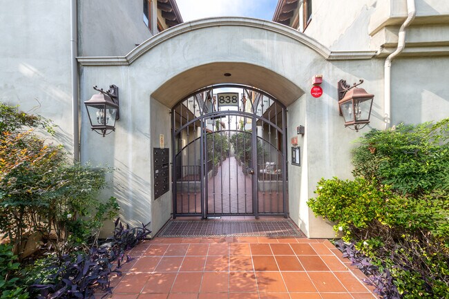 Gated Entry - 838 16th St