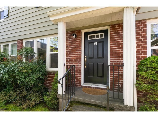 Building Photo - 2530 NE Killingsworth St #6
