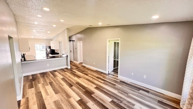 Building Photo - Beautiful 3BR/2BA Home in Gated Villas of ...