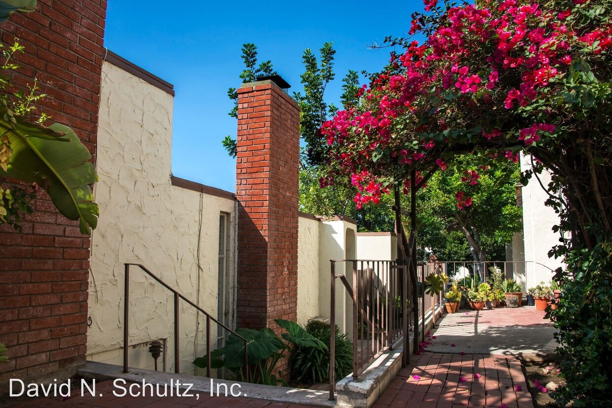 Foto principal - 7639 College Ave