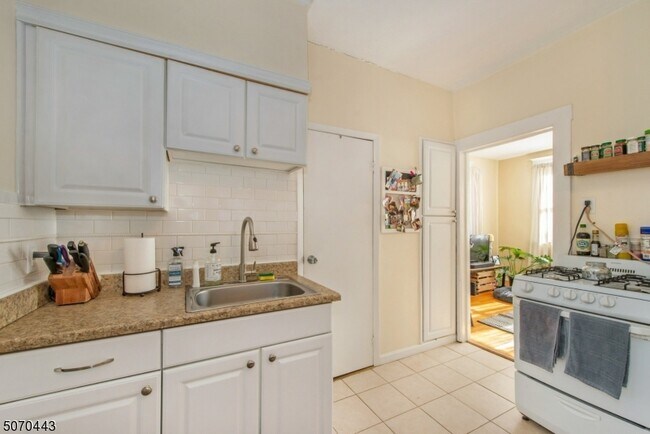 Building Photo - 68 Entwistle Ave