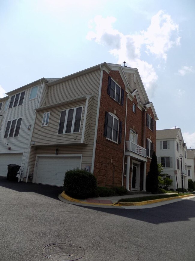 2431 Huntington Park Dr, Alexandria, VA 22303 House for Rent in