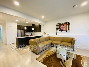 Building Photo - 933-933 Mount Robson Pl