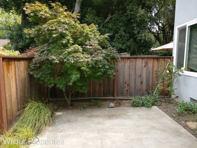 Building Photo - 743 Roble Ave