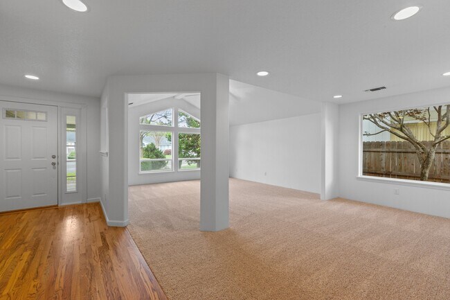 Building Photo - 2247 Martin Dr