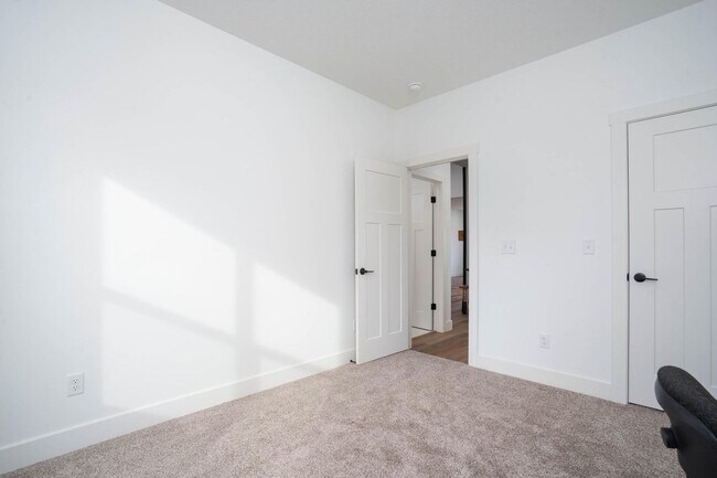 Foto del edificio - 3 bedroom, 2 bath, 3 car garage in Republic!