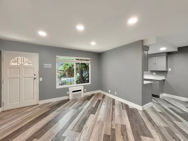 Building Photo - Charming 1BD/1BA Condo in Lakeside W/ Rese...