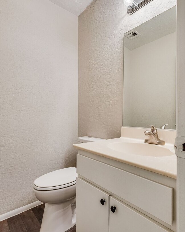 Foto del edificio - Charming Two-Story Townhome with Private C...