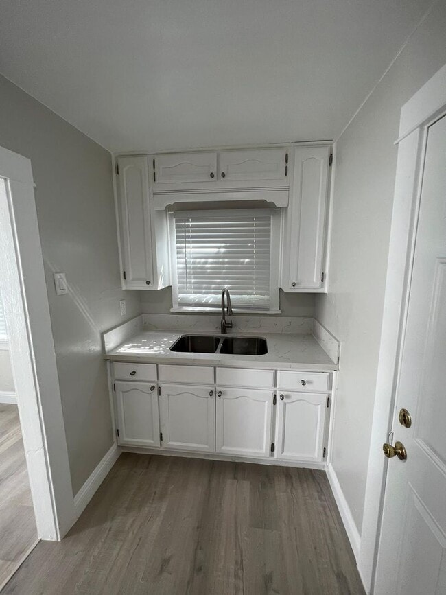 Photo - 1681 1/2 West 37th Street Apartment