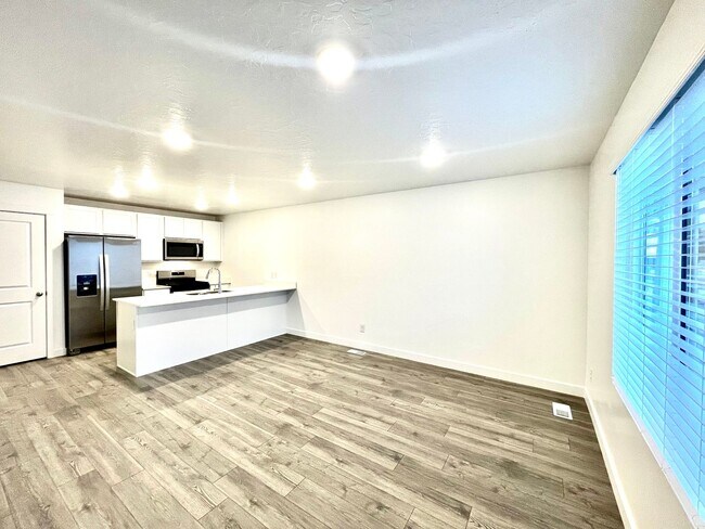 Foto del edificio - Modern 3-Bedroom Townhome in Provo