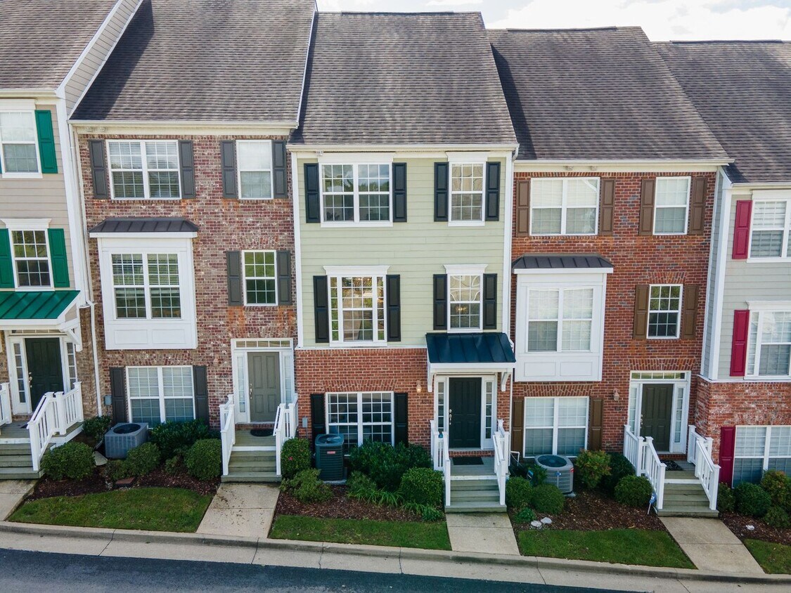 Primary Photo - FURNISHED, BEAUTIFULLY DESIGNED TOWNHOME N...