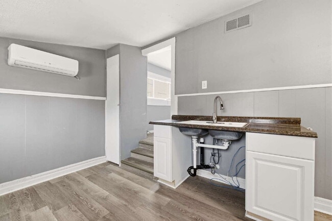 Photo - 1 Bed 1 Bath with TWO Bonus Rooms in Delmar Parkway! Apartment