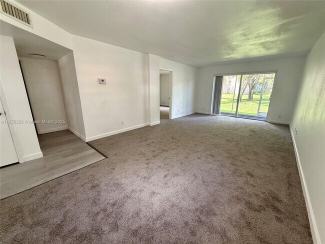 Foto del edificio - 8735 Ramblewood Dr