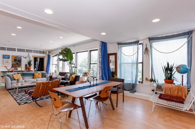 Foto del edificio - 4837 W Irving Park Rd