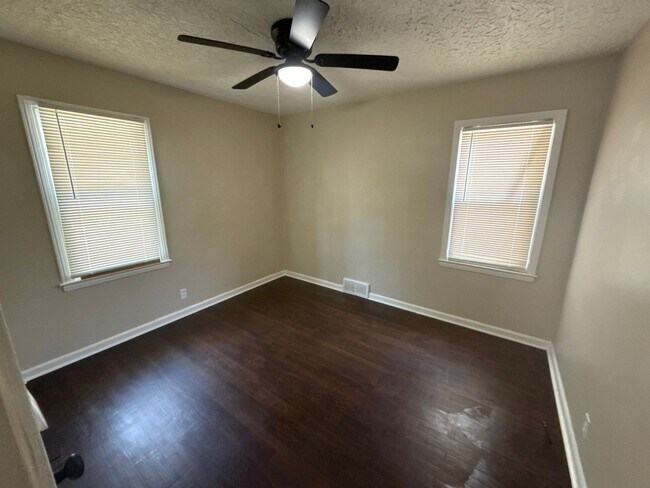 Foto del edificio - Renovated 3-Bedroom Home – We Welcome Sect...