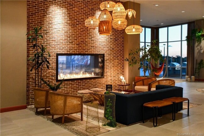 Building Photo - 2 Hbr Pt Rd S