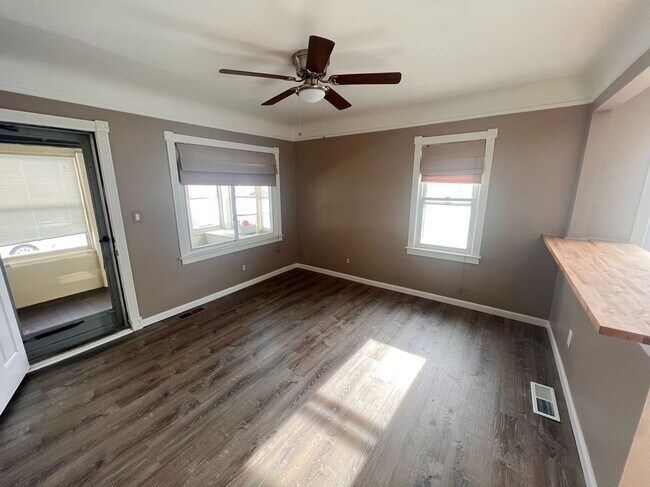 Building Photo - Move-In Ready- 2 bedroom/1 Bath Home in Eastpointe