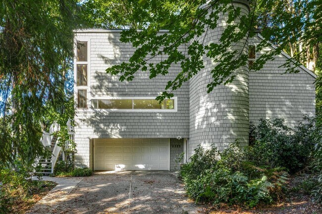 Building Photo - Outstanding Lake Sammamish Views. Private ...