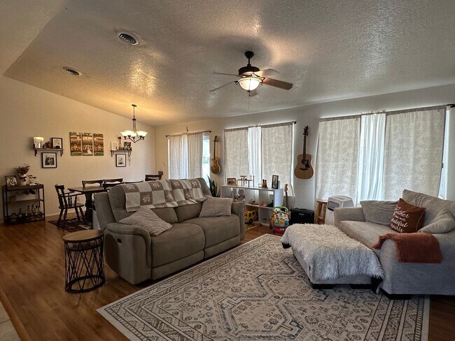 Building Photo - 3 Bedroom 2 Bathroom Home available starti...