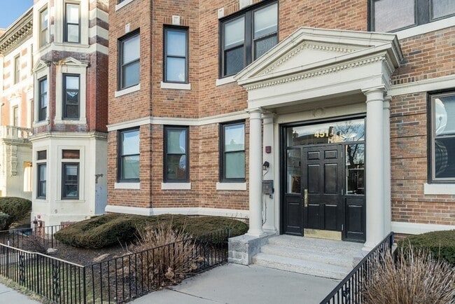 Building Photo - 451 Park Dr