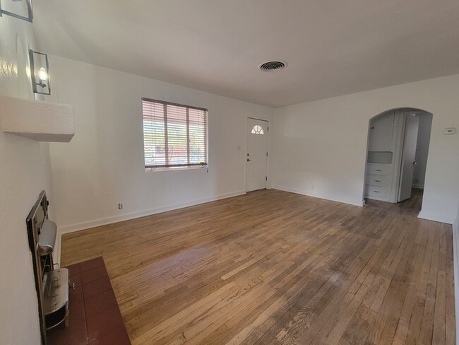 Building Photo - 2bd Near U of A Available in April!