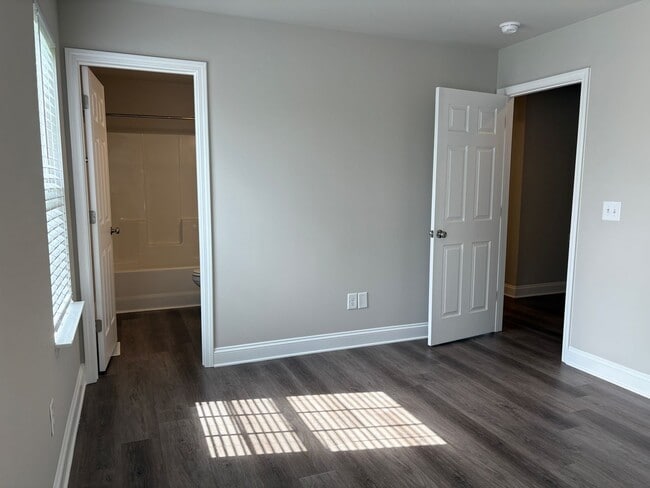 Building Photo - 3 Bedroom, 2 Bathroom Apartment in Winston...