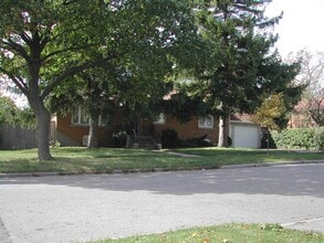 Building Photo - 10 Maxim Cres