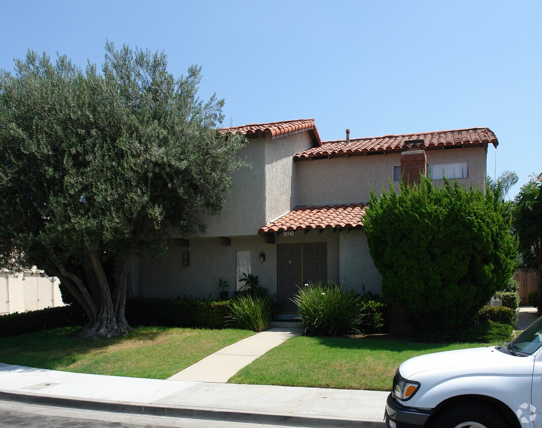 Building Photo - 16542 Hillview Cir