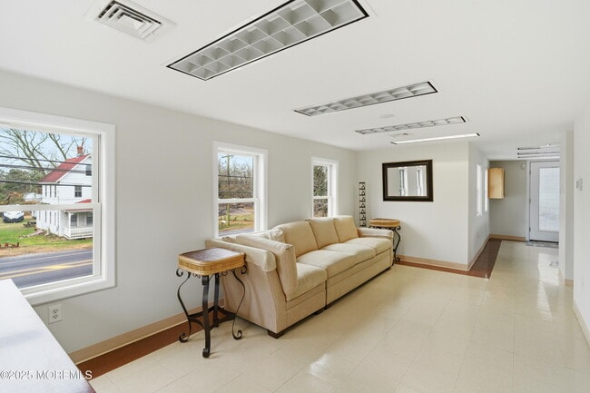 Building Photo - 400 S Main St