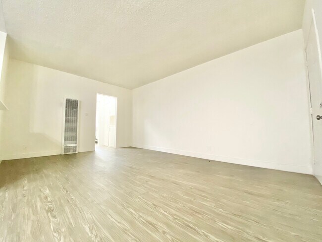 Foto del edificio - 12811 Caswell Ave