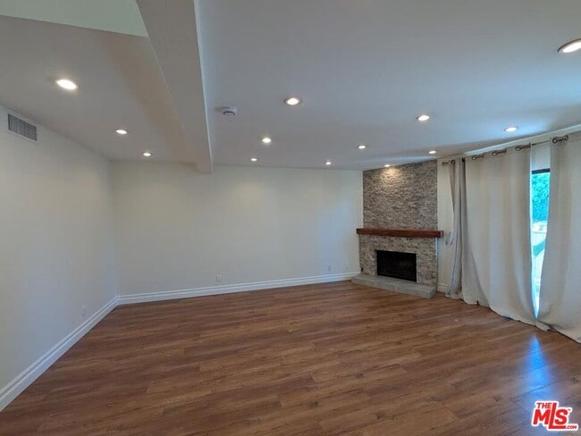 Foto del edificio - 10051 Topanga Canyon Blvd