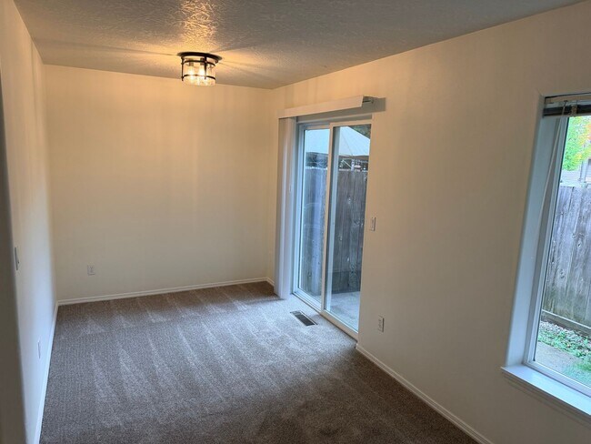 Foto del edificio - *Half-Off 1st Month's Rent!* Large Three Bedroom Duplex in Keizer