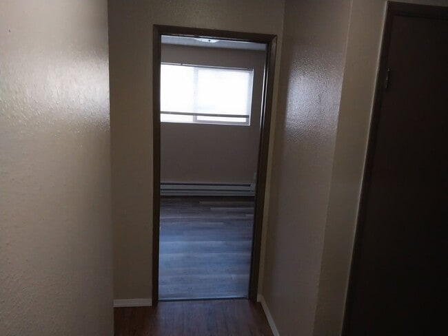 Building Photo - 2 bedroom 1 bathroom second floor apartment - Granvue Apartment