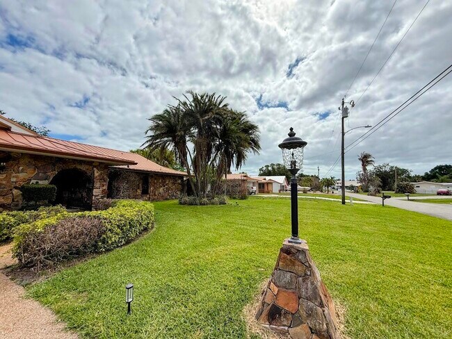 Foto del edificio - 465 SE Naranja Ave