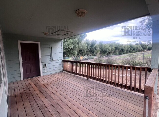 Foto del edificio - Spacious 2-Bedroom Home on Expansive Lot i...