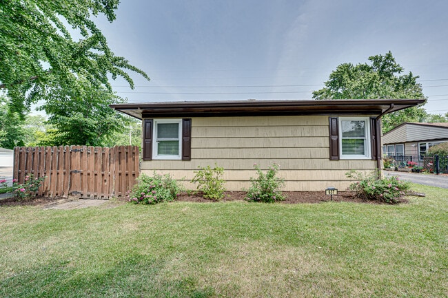 Building Photo - 637 Barnsdale Rd