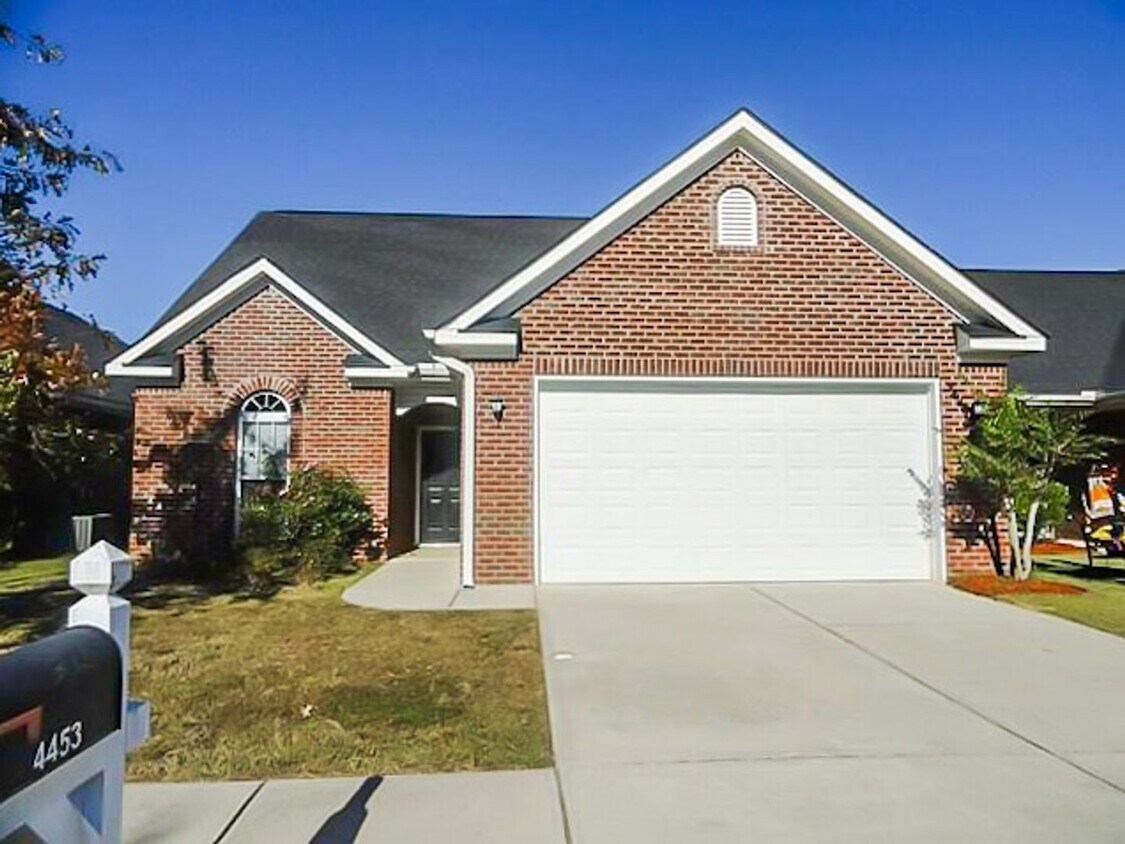 Foto principal - 3 Bedroom 2 Bath Ranch in Evans!