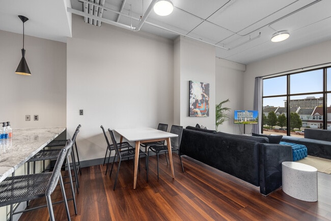 Building Photo - Leonard Luxury Apartments
