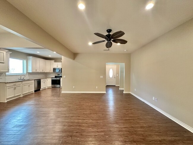 Building Photo - Exceptional 3-bedroom, 2-bathroom home in ...