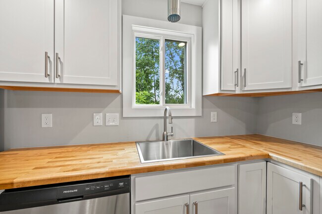 Building Photo - West AVL Cottage 107